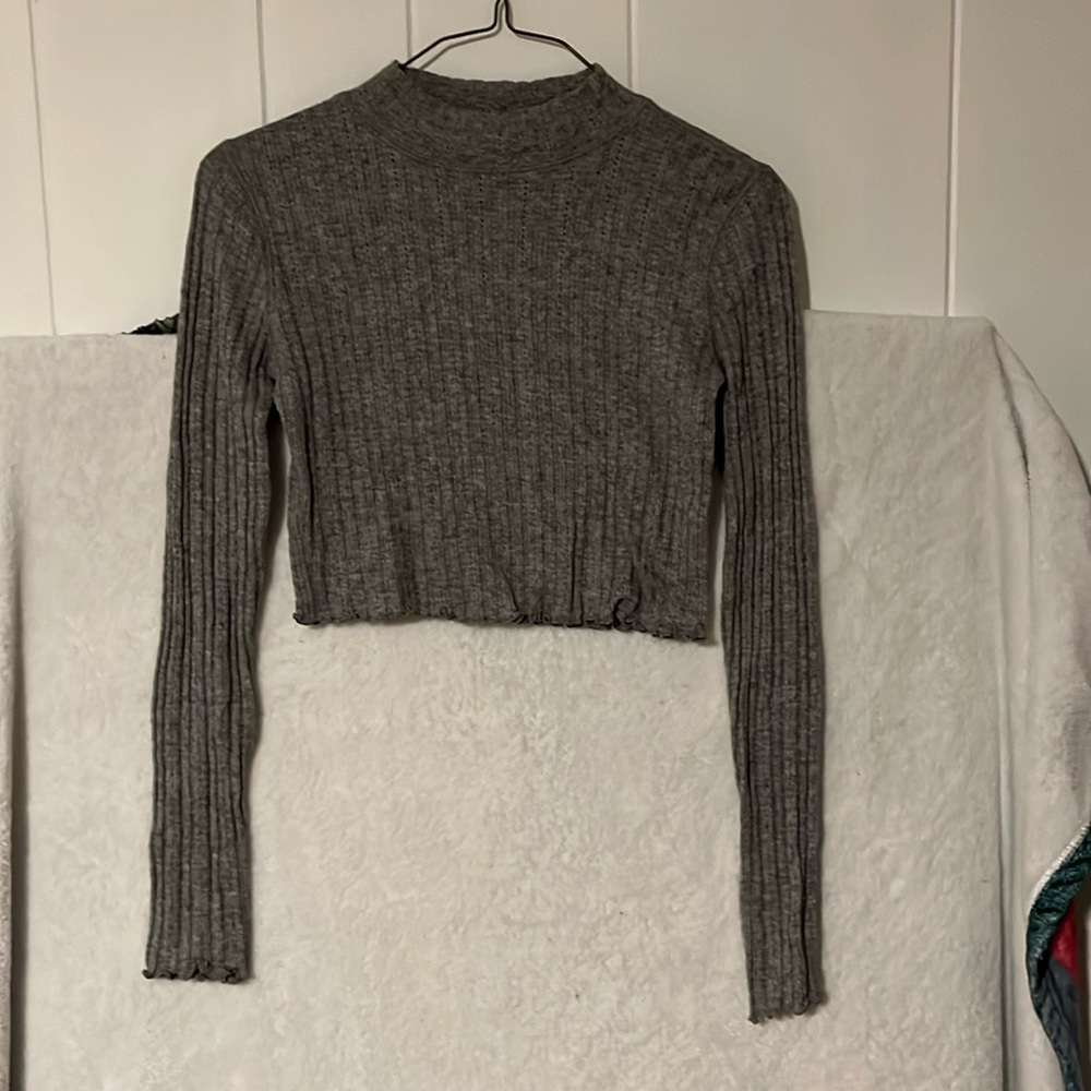 Grey lettuce trimmed long sleeve shirt. Tight fitted, cropped.